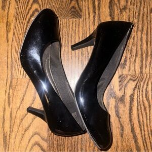 Comfort Plus by Predictions Black Patent Pleather Faux Leather Mini Pump Heel